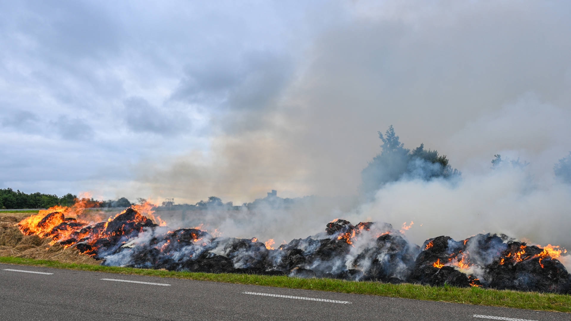 112-nieuws zondag 17 augustus: Brand langs A7 bij Marum • Stadjer gewond en aangehouden bij steekpartij in Friesland