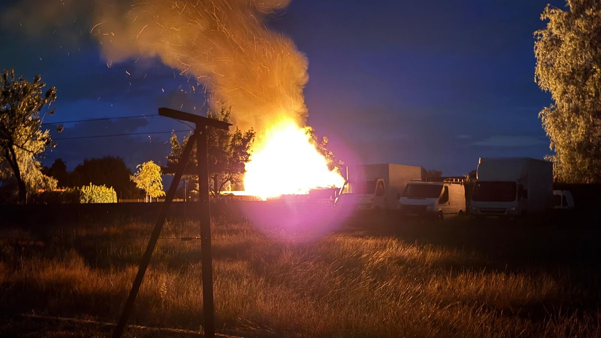 Uitslaande brand legt schuur in Sint Joost in de as