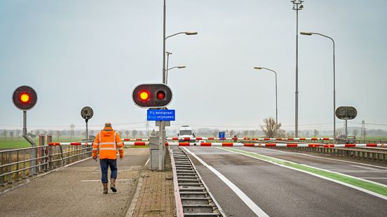 112-nieuws donderdag 18 december: Eelwerderbrug al uren in storing • Fietser gewond bij aanrijding met bus. 112-nieuws donderdag 18 december: Eelwerderbrug al uren in storing • Fietser gewond bij aanrijding met bus.