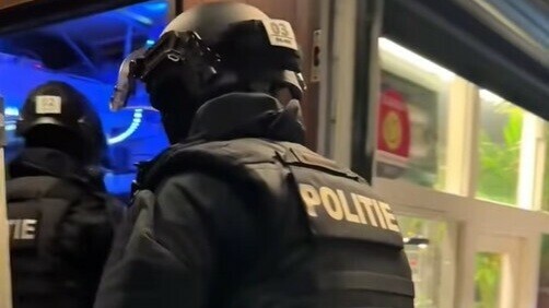 Twa oanhâldings en drugs oantroffen by ynfal yn ytkafee yn Ljouwert
