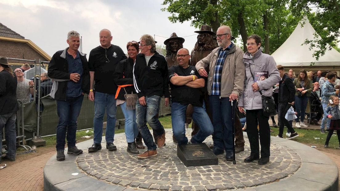 Het bestuur van de fanclub van Normaal bij het onthulde standbeeld, geheel links Bert Snijders