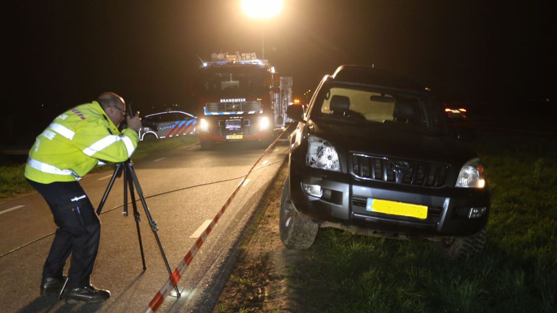 De fietser die zaterdagavond bij een ongeluk in Herwijnen werd aangereden door een auto ligt in zorgelijke toestand in het ziekenhuis. De bestuurder van de auto was onder invloed van alcohol en is aangehouden.