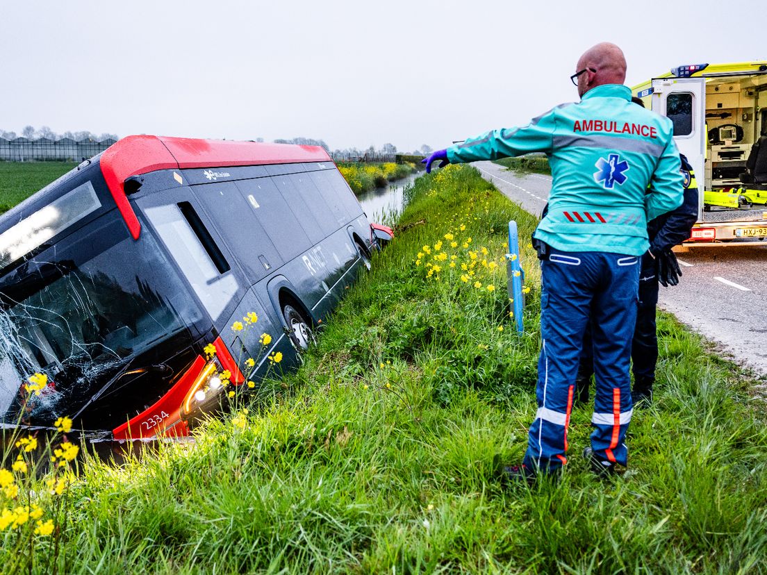 Hulpdiensten bij de bus.