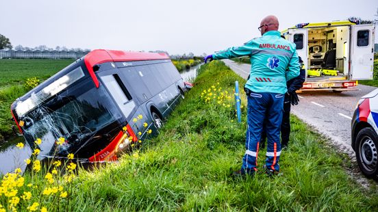 Bus belandt in sloot, chauffeuse bewusteloos | Schiedamse panden ontruimd door brand in bloemenwinkel Home
