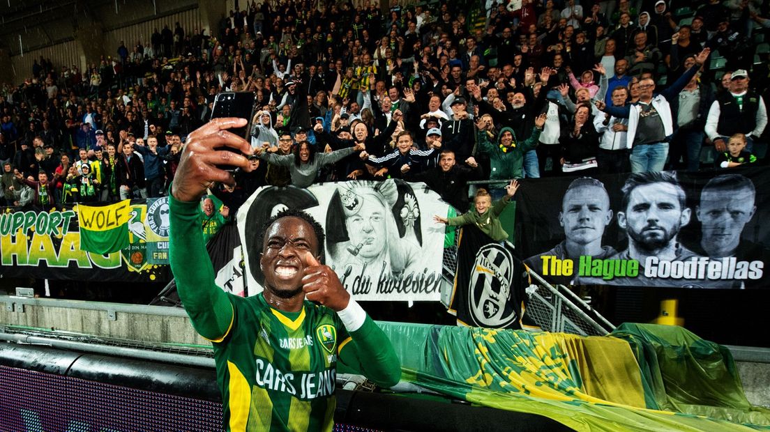 Speler Elson Hooi maakt selfie met de ADO-supporters