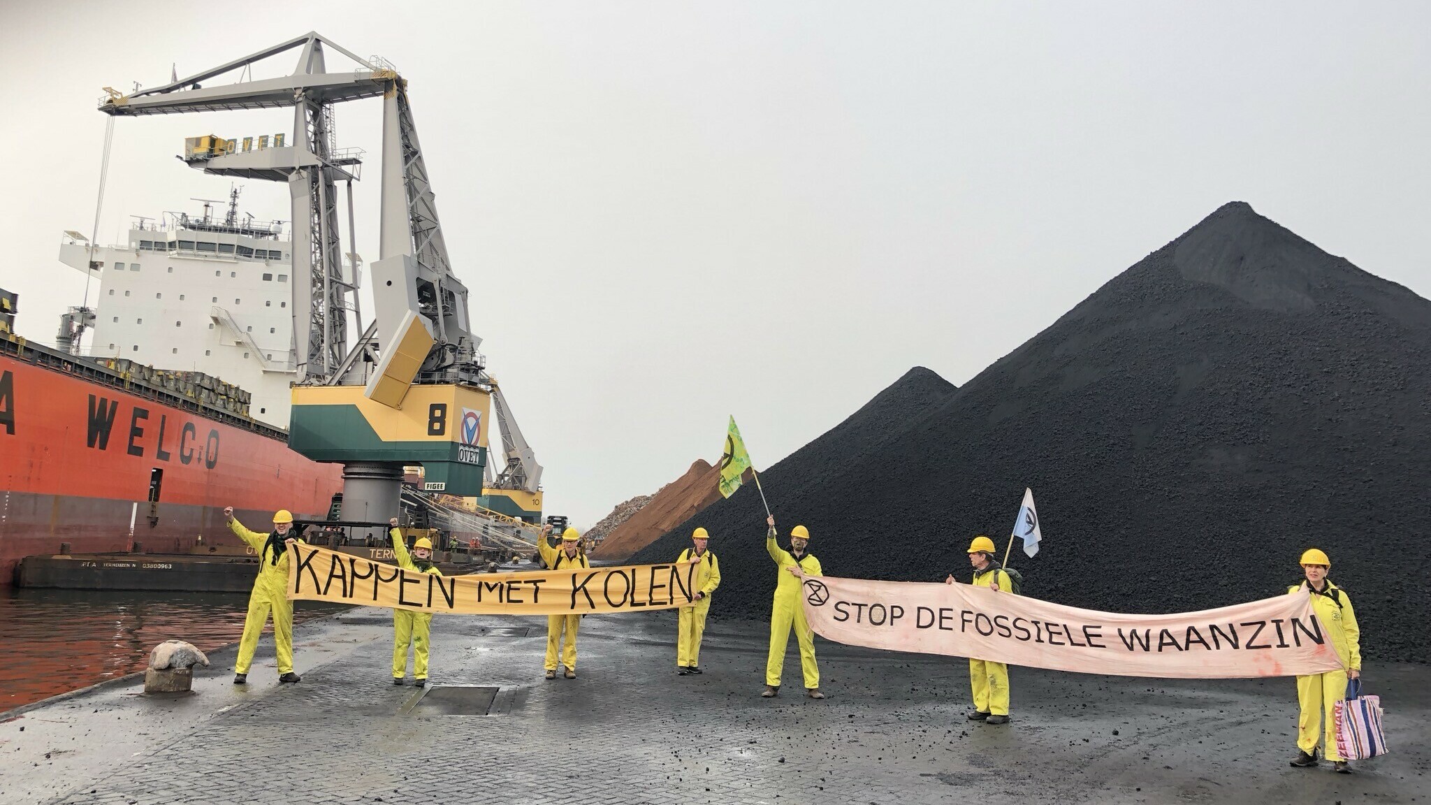Actievoerders dringen terrein OVET binnen: 'Dat we nog steeds steenkool verwerken is ongelooflijk'