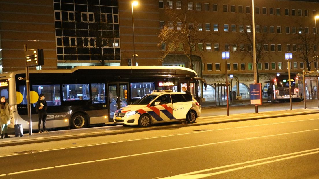 De politie bij het Hoofdstation in Groningen