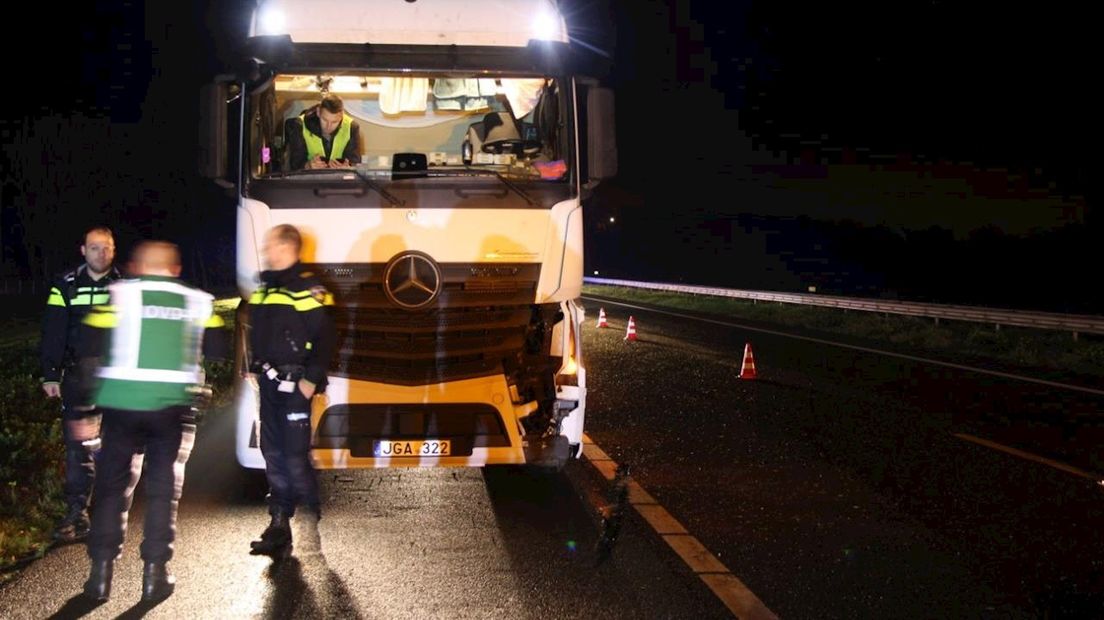 Een bestelbus is van de weg geraakt en een vrachtwagen flink beschadigd door een koe op de A1