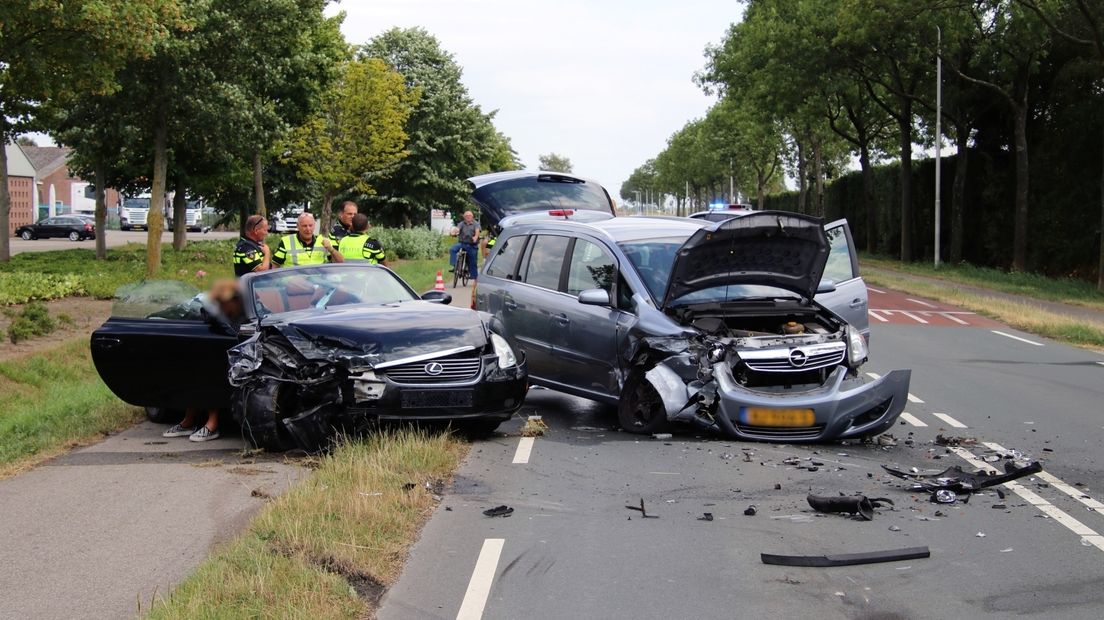 Twee gewonden bij botsing op Oude Rijksweg in Krabbendijke