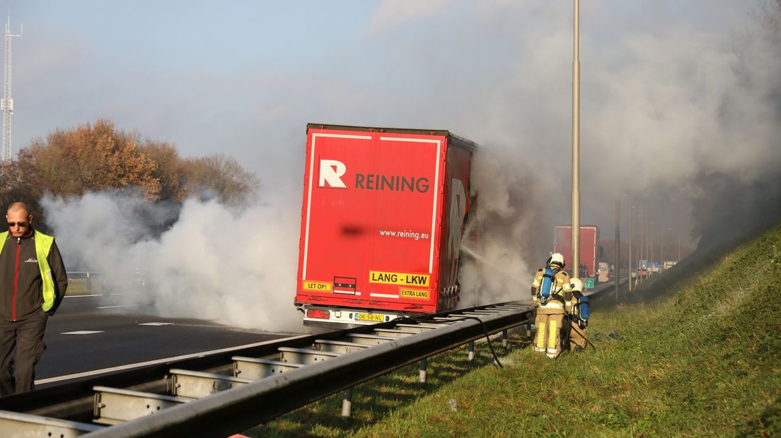 Vrachtwagen vliegt in brand op A27.