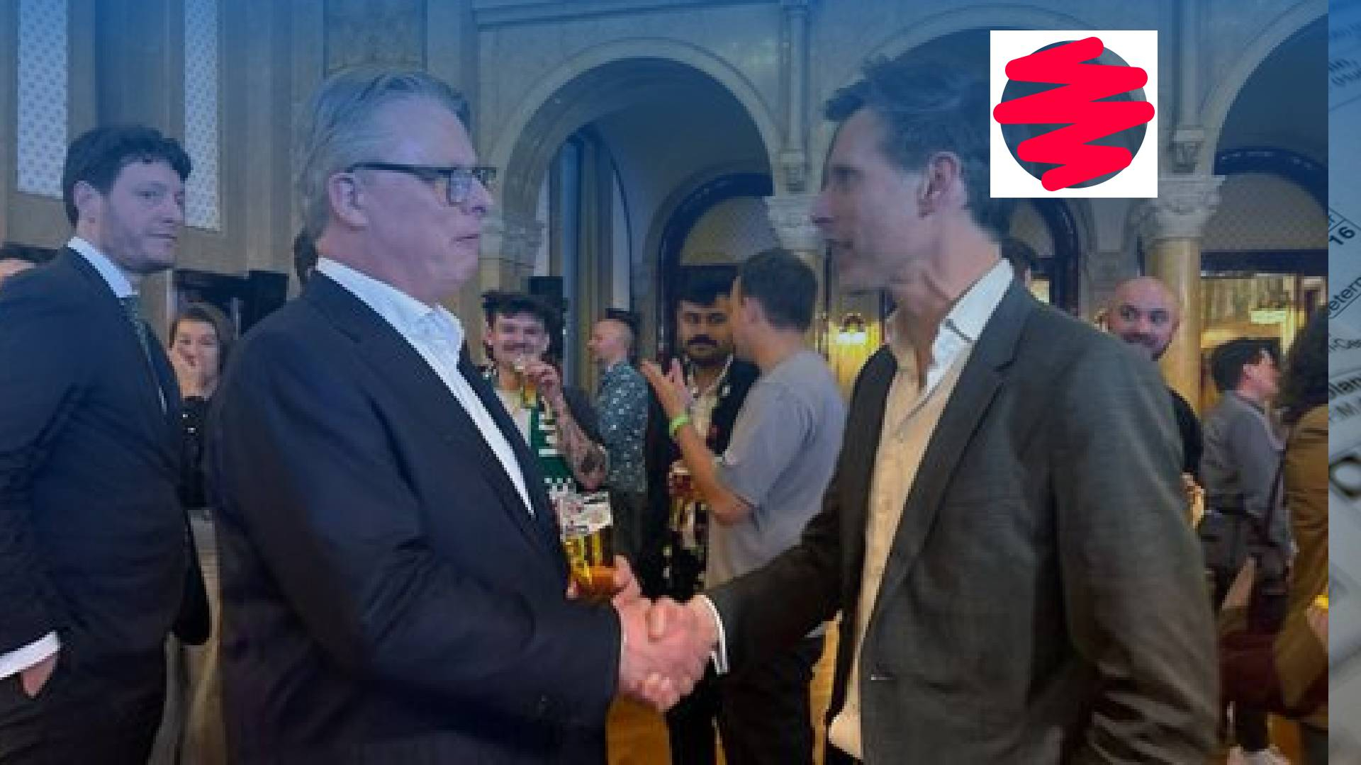 Lijsttrekkers Jeroen Postma (rechts) wordt gefeliciteerd door Ronald Buijt, beiden achten de kans op een samenwerking niet groot.