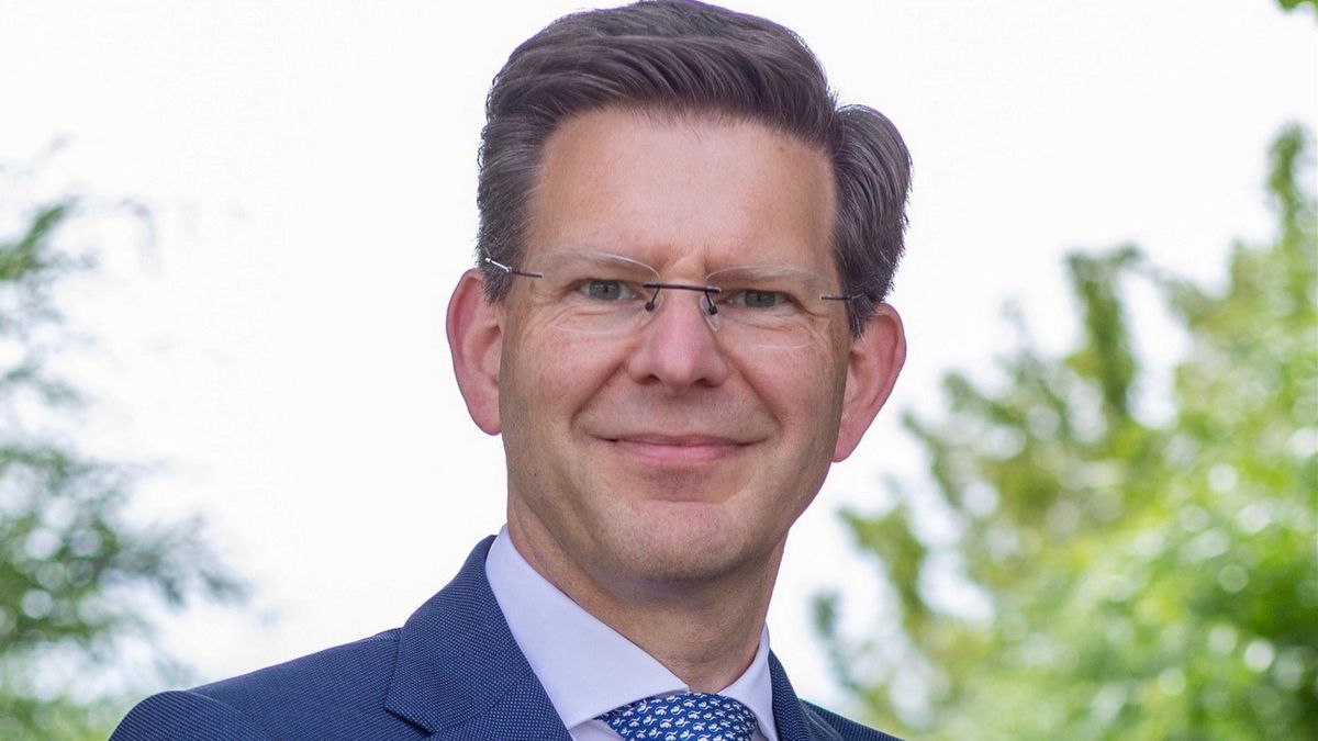 Ik wil fracties verbinden, dacht de nieuwe burgemeester op een bankje in Nijeberkoop