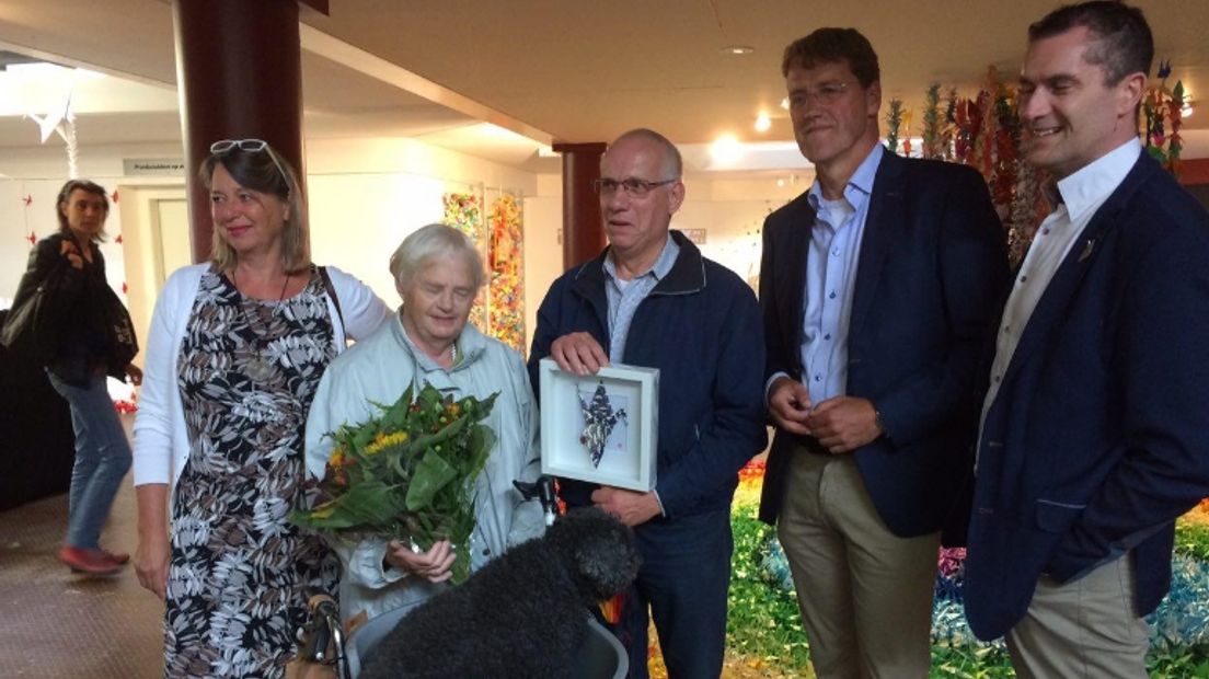 Familie Paridaans uit het Brabantse Hapert was de 10.000ste bezoeker bij de MH17-tentoonstelling (Rechten: RTV Drenthe / Ineke Kemper)
