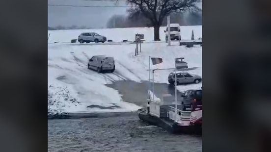 Glad bij veerpont Berg aan de Maas: auto's glijden van helling af Nieuws