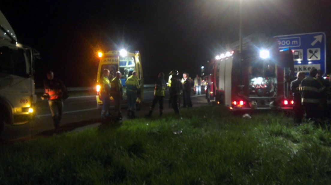 Bij een eenzijdig auto-ongeluk op de A15 bij Ochten is woensdagavond een dode gevallen.