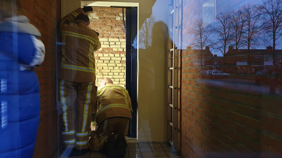 De brandweer heeft de mensen uit de lift bevrijd (Rechten: Persbureau Meter)