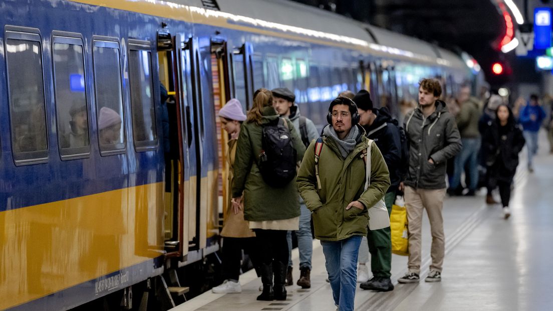 Reizigers op een station