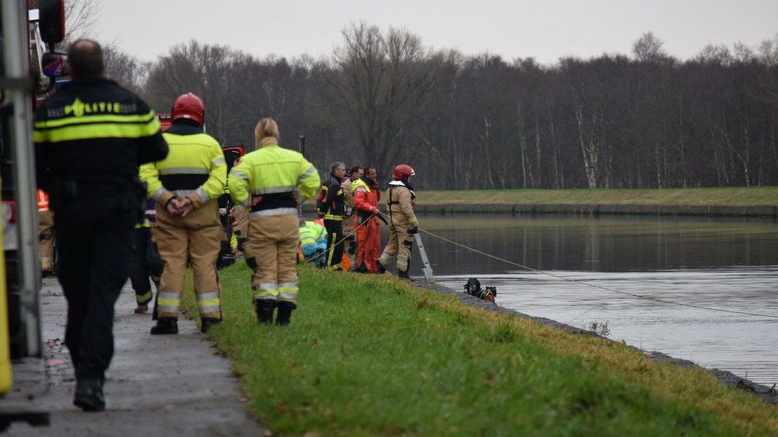 Duikers in het Noord-Willemskanaal aan de Meerweg in Haren