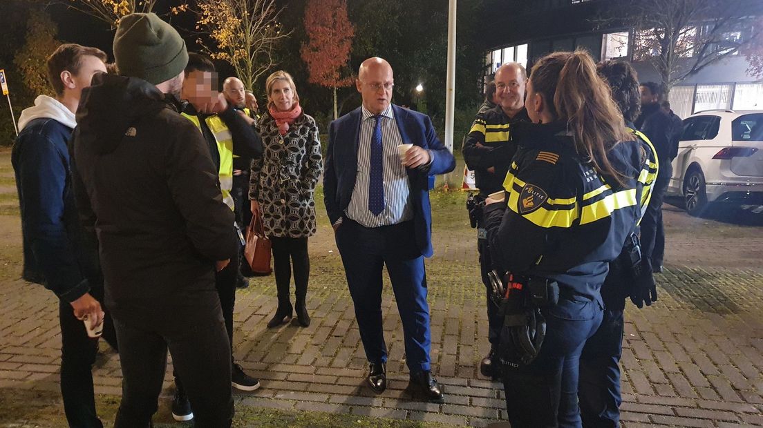 Demissionair minister van justitie Ferd Grapperhaus praat met omstanders en politieagenten