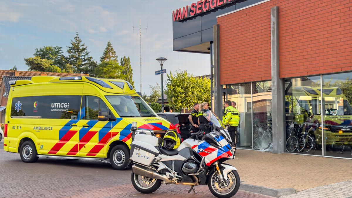 Auto op de kop in sloot naast Wâldwei | Bestuurder gewond na ongeluk bij Schalsum