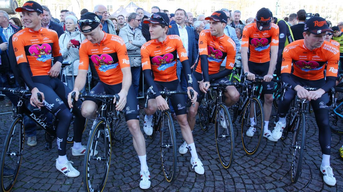 Roompot-Nederlandse Loterij aan de start in de Amstel gold Race met Nick van der Lijke (derde van links)