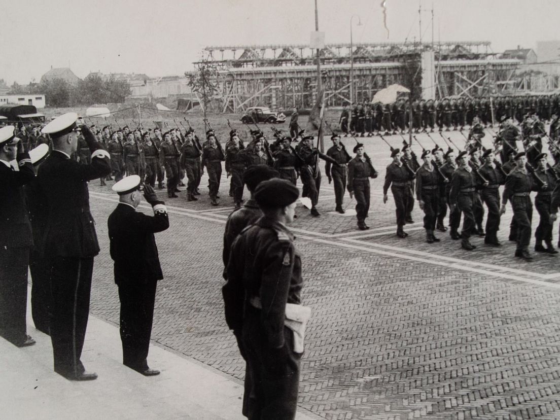 Parade tgv ingebruikname Van Ghent Kazerne op 10 december 1946