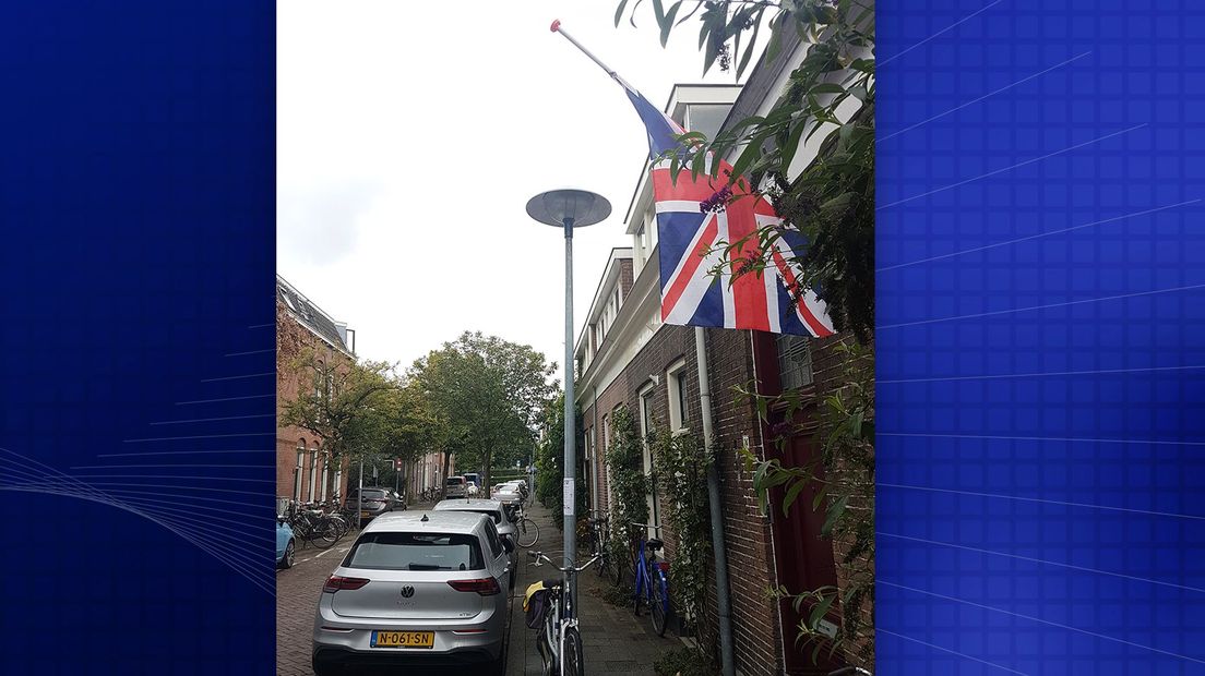 Een Britse vlag hangt halfstok in Utrecht.
