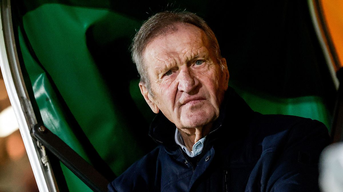 ADO Den Haag - RKC Waalwijk | Lex Schoenmaker reikt kampioensschaal uit aan aanvoerder Jari Vlak