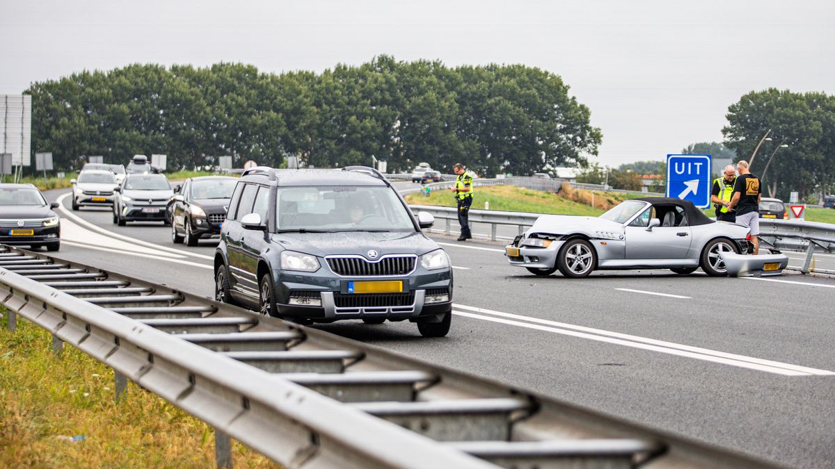 Bestuurder rijdt met cabrio tegen vangrail bij Sneek | Knallen gehoord in Leeuwarden, maar geen schi