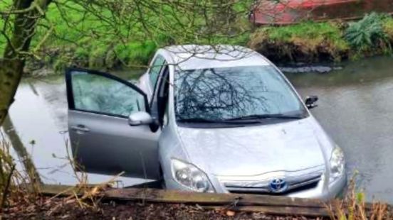 Agent bedankt jongeren die te hulp schoten bij ongeluk in Breukelen. Agent bedankt jongeren die te hulp schoten bij ongeluk in Breukelen.