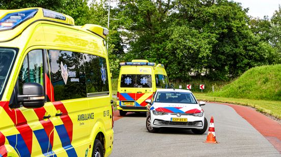 Twee gewonden bij botsing tussen motor en fietser in Emmen. Twee gewonden bij botsing tussen motor en fietser in Emmen.