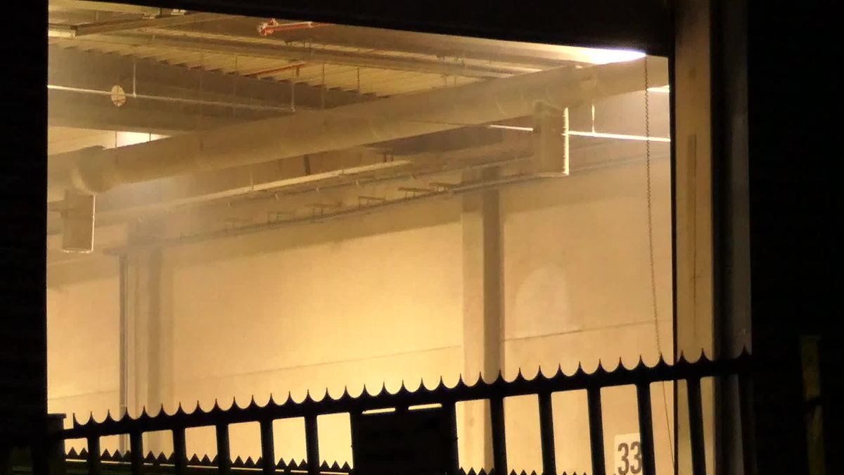 Bij het bedrijfspand van De Paauw Recycling aan de Jadestraat in Hengelo is brand uitgebroken