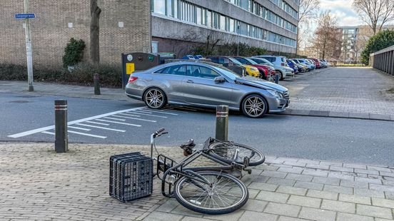 Fietser gewond bij aanrijding in Groningen en auto in sloot na botsing met busje in Stadskanaal. Fietser gewond bij aanrijding in Groningen en auto in sloot na botsing met busje in Stadskanaal.