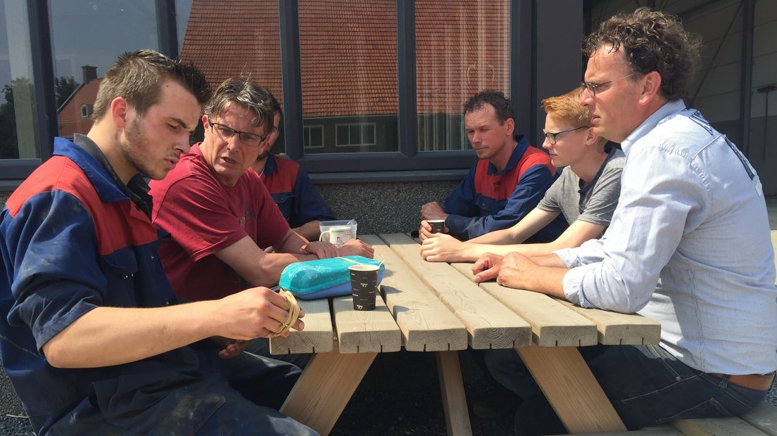 De boerenfamilie Waverijn samen aan tafel tijdens de lunch