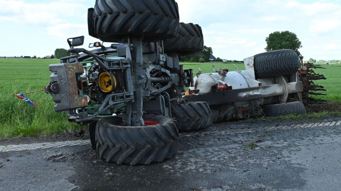 De trekker met giertank in de sloot