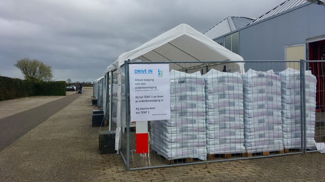 Het tuincentrum in Koudekerke heeft een drive-in geopend voor klanten die de winkel liever niet ingaan.