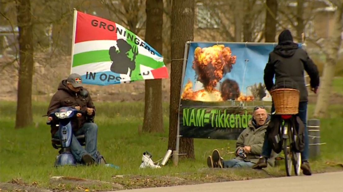 De actievoerders demonstreerden met vlag en spandoek (Rechten: RTV Drenthe / Berton van Balveren)
