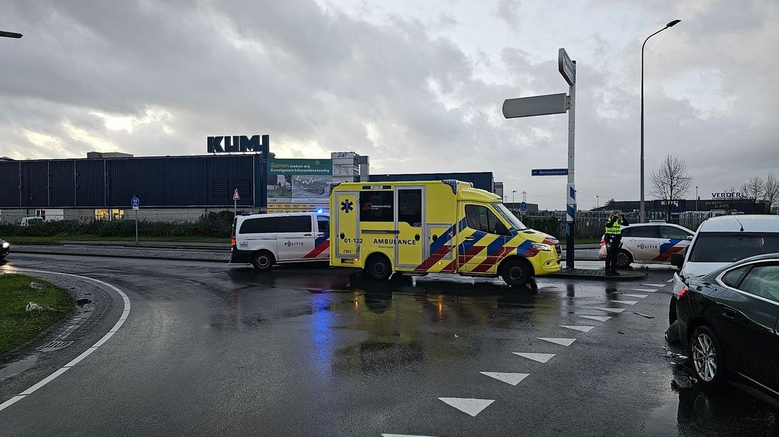 Politie en ambulance staan op de kruising