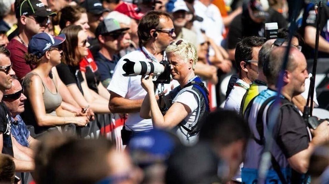 Fotograaf Kim Stellingwerf aan het werk (Rechten: Marco Loman)