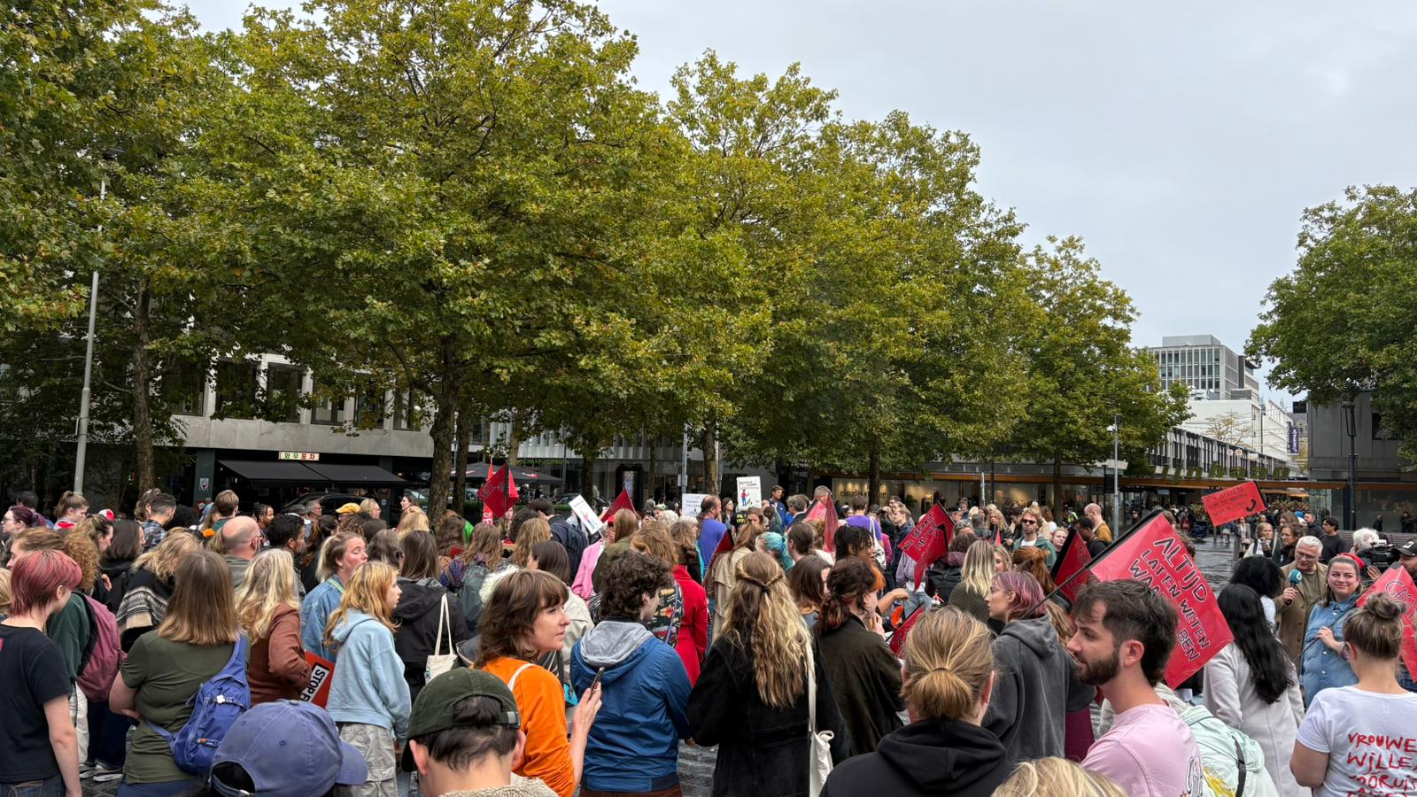 Het Schouwburgplein staat in september 2025 vol voorafgaand aan de laatste De Mars tegen Femicide.