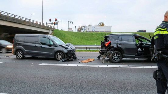 Gewonde bij kop-staartbotsing op A15 bij Geldermalsen