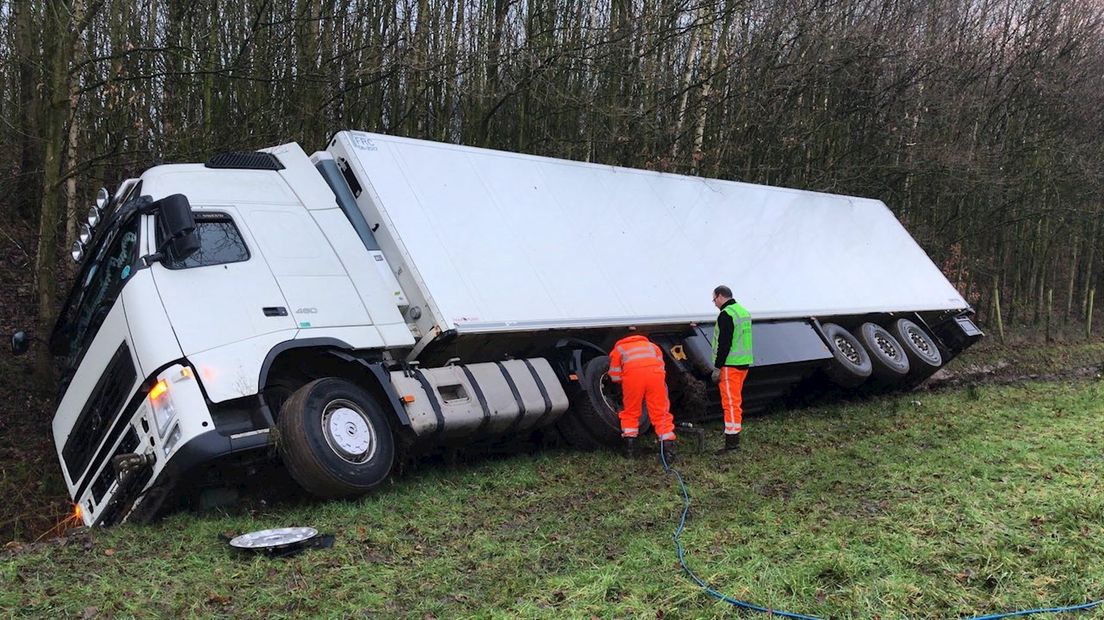 Vrachtwagen in de sloot bij afslag De Lutte