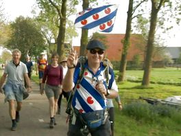 Elfstedenwandeltocht begonnen: vijf dagen lopen door het Friese landschap, zelfs op klompen