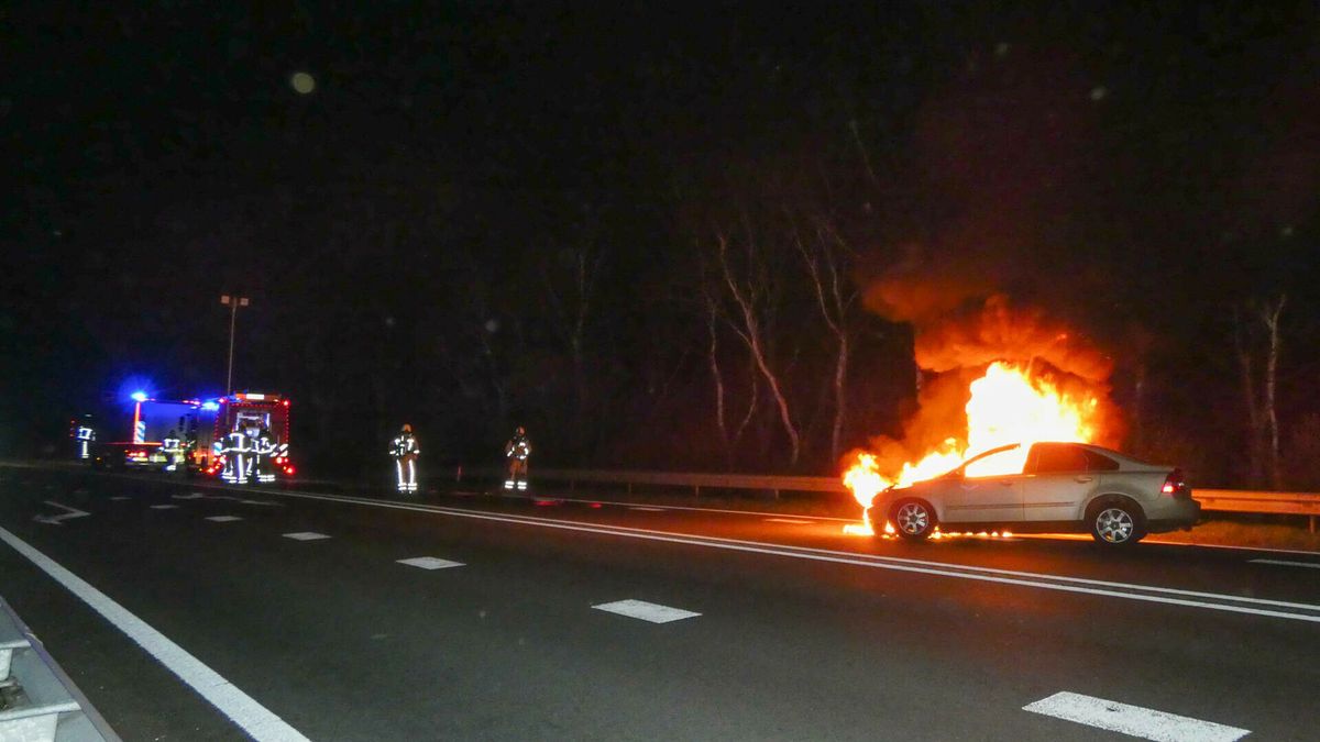 Auto al rijdend in brand op N381 bij Beilen