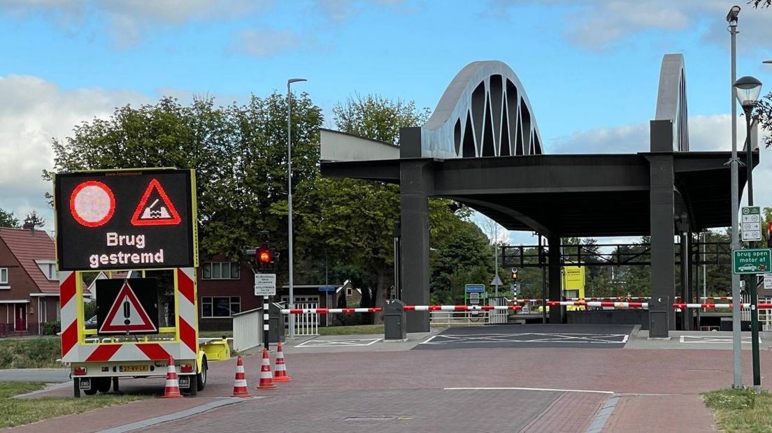De tafelbrug tussen Noordhorn en Zuidhorn kampt sinds vrijdag opnieuw met een storing