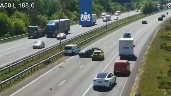 Twee rijstroken dicht, anderhalf uur vertraging: drie auto's botsen op snelweg