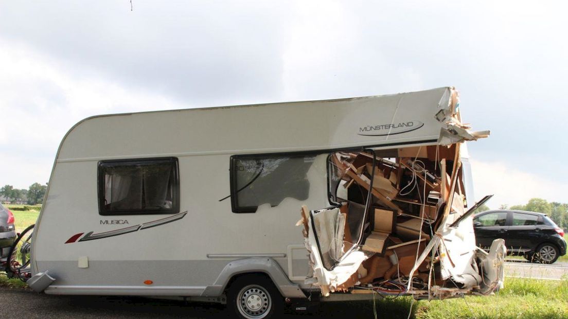 Caravan zwaar beschadigd geraakt door botsing met bedrijfsbus op N35 bij Haarle