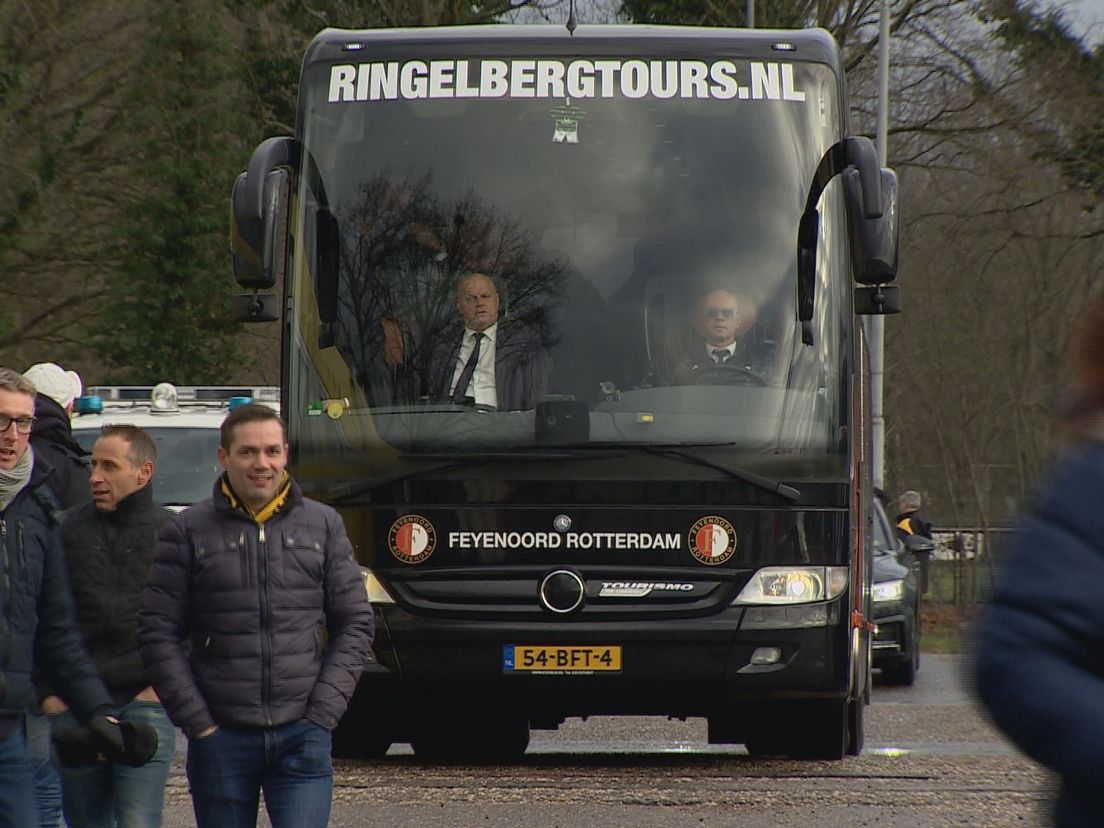 Aankomst Feyenoord-bus in Venlo