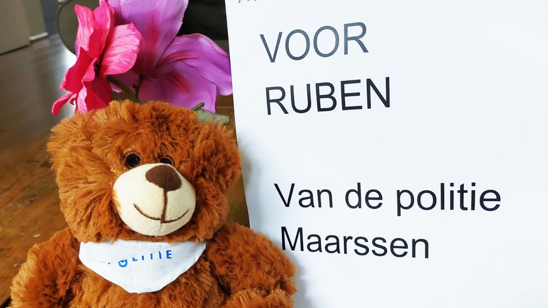 Een agent bracht speciaal een knuffelbeer langs voor Ruben.