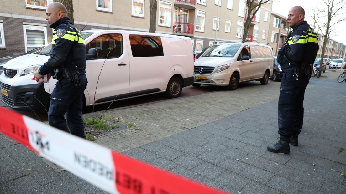 De politie heeft een deel van de straat afgezet